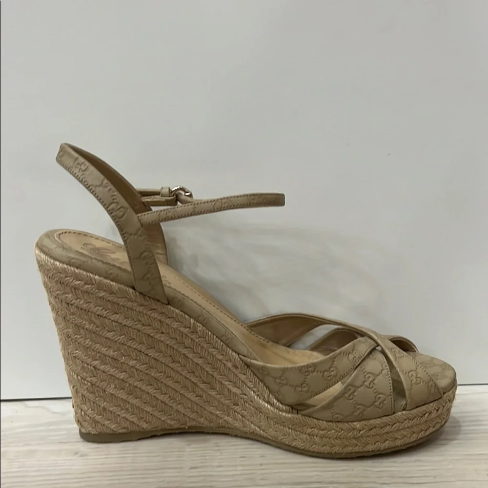 Gucci Tan Wedges with Elegant Design - Picture 5 of 7